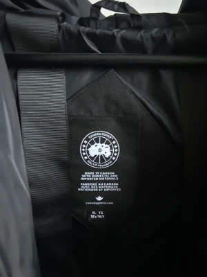 Svart jacka från Canada Goose. Limited edition - Svart Canada Goose jacka i storlek xl. Avtagbar päls. Nypris 28.000 inkl. pälsen.