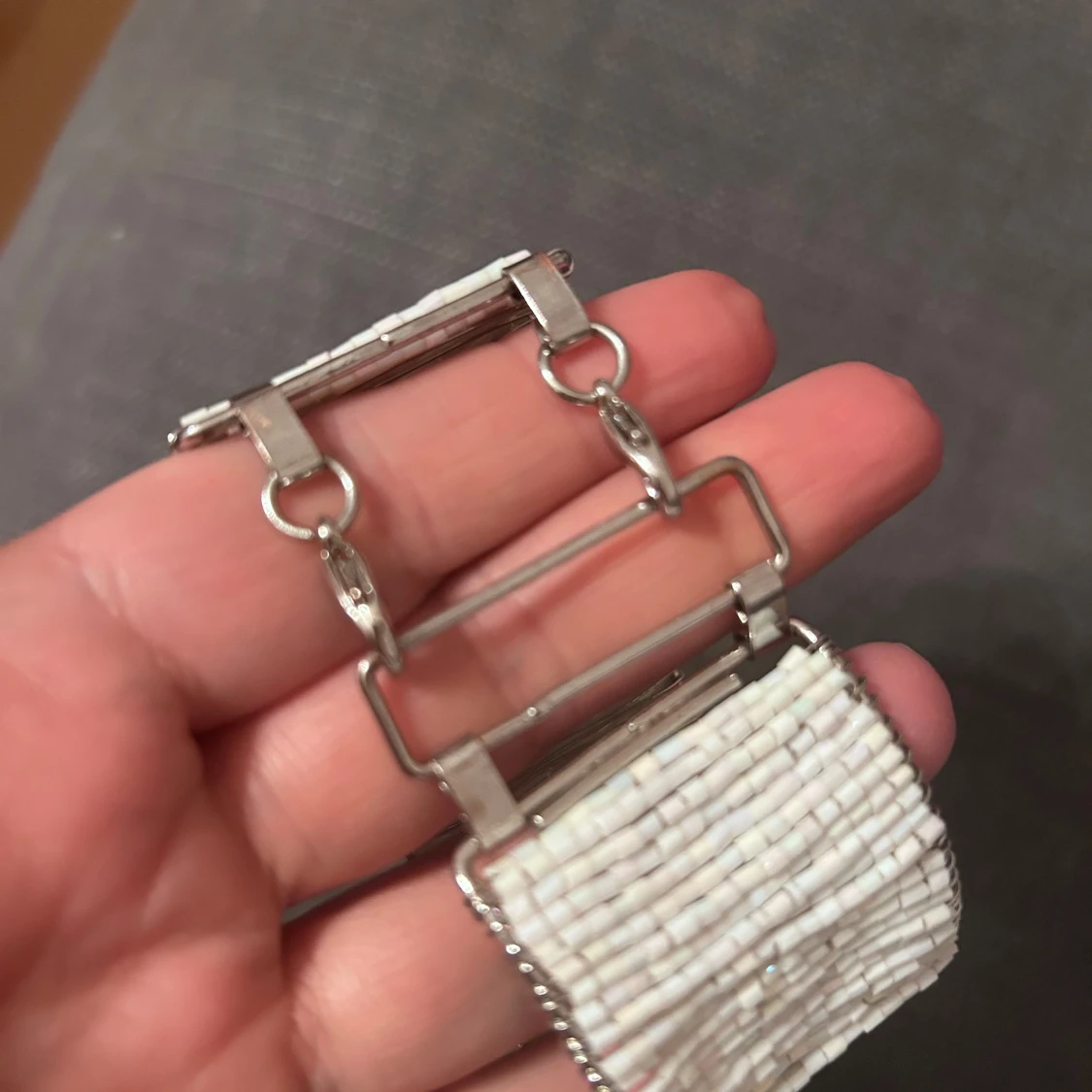 Brett vitt pärlarmband med silverdetaljer - 1