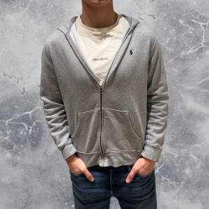 Ralph Lauren Full Zip Hoodie Grå - •Ralph Lauren Full Zip Hoodie Grå. Skick: 8/10, Inga skador. Storlek: XL 18-20 Ungdom~XS Herr. Modell: 174 cm, 63 kg, passar modellen på bild. Authentic: ✅. Hör av dig vid frågor eller funderingar, mvh Hessler’s;)
