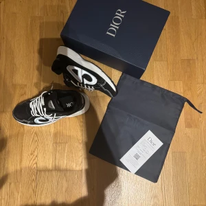 Skor - Säljer mina skor för inte vill ha de. Kartong och dustbag kommer med.