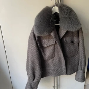 Meotine jacka - Första bilden är lånad, de andra är mina men hsde inte särkilt många så om någon vill ha fler bilder fixar jag! Priset går att diskutera ifall någon skulle vilja köpa. Några knappar är lite ”lösa” men går lätt att fixa med lite nål och tråd! Annars inga yttligare defekter. Ganska använd av  mig och köpt på Vinted innan! Kan mötas upp i Sthlm💓