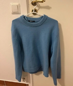 Blå stickad tröja från Gina Tricot - Använd 1-2 gånger Ljusblå Storlek S