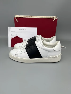 Valentino Open Sneaker Svart - • The shoes have only been worn a few times and are in like-new condition  • Size: 41  • Color: Black  • Retail price: 7280 SEK / 590€  • Box, dustbag, laces, valentino card & receipt from Mytheresa included