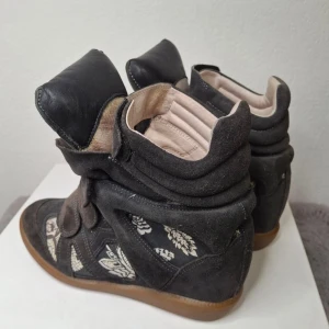 Isabel Marant svarta med mönster - Unika svarta sneakers från Isabel Marant 