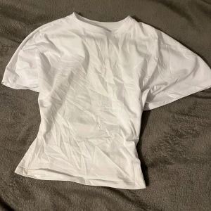 Round Neck Wide Sleeve Tee - Snygg vit t-shirt från Nelly i storlek XXS, helt oöppnad, säljer då jag råkade beställa två, då den öppnade på bilden är den jag har använt