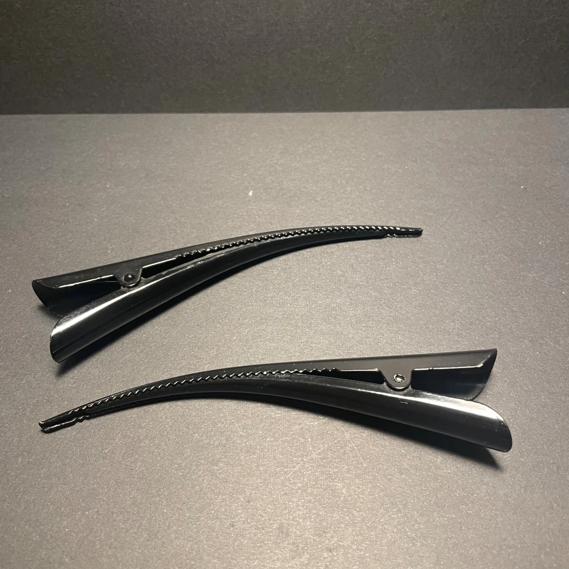 Svarta hårklämmor i plast