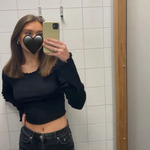 Svart ribbad topp med öppen rygg - Snygg svart ribbad topp med öppen rygg från Nakd som inte kommer till användning 🖤