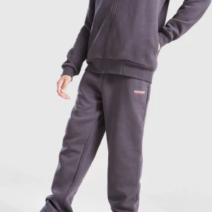 Mörkgrå mjukisbyxor & kofta  från McKenzie - Snygga mörkgrå mjukisbyxor från McKenzie med logga på låret. Byxorna har resår i midjan och vid bensluten för en skön passform. Tillverkade i mjukt bomullsmaterial som är perfekt för chill eller träning. Klassisk och enkel design som funkar till allt.