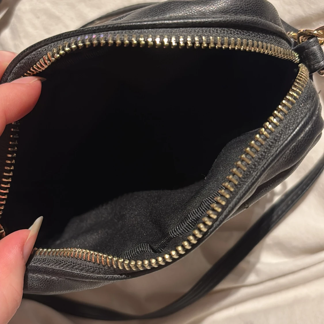 Svart axelväska i skinn med gulddetaljer - 3