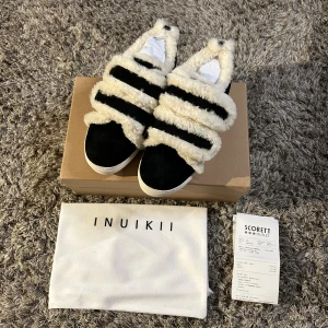 Inuikii Shearling Sneakers - Ett par helt nya jättefina Inuikiis! Köptes på Quality Outlet så förmodligen en gammal modell fast skiljer sig knappt från nya. Kvittot och allt tillbehör medkommer fast tyvärr inte boxen då den var slängd. Hör gärna av er vid flera frågor eller funderingar 💕🫶🏼