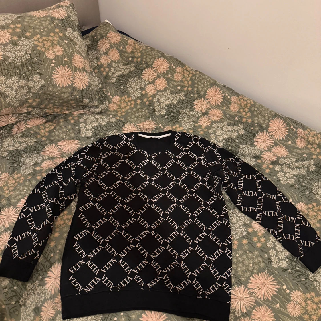 Svart tröja med mönster från Valentino - 1