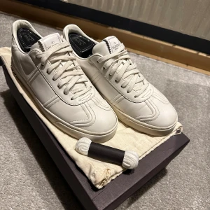 Valentino flycrew - Säljer mina Valentino Flycrew, riktigt eftertraktade och stilrena sneakers 😄. De är i italiensk storlek 40,5 vilket motsvarar ungefär EU 41–42, och innersulan är ca 27 cm. Skorna är i väldigt fint skick, skulle säga 9/10, utan skador eller större märken  bara lite slitage under ena sulan som syns på bilden men knappt märks i verkligheten. Saknar inte heller några nitar. Medföljer gör både dustbag, extra skosnören och originalkartong. Hör gärna av dig om du har några frågor!💯