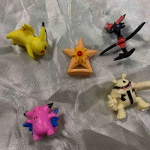 Pokemon Figurer / Leksaker Pikachu  - Unik samling med 20 små Pokemon-figurer i plast, inklusive Pikachu, Geodude, Psyduck och fler favoriter. Färgglada och charmiga, vissa har mindre färgslitage men överlag gott skick. Perfekt för samlare eller som leksaker till barn. Säljs som paket.  25kr/bild / 5 st 