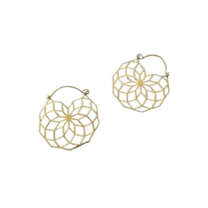 Geometriska guldörhängen i blomform - Unika örhängen i guld med geometriskt blommönster. De har en öppen, lätt design med sexkantiga former som bildar en stiliserad blomma. 