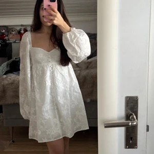 Studentklänning  - Aldrig använd student klänning från Gina tricot i storlek 32 men passar även 34