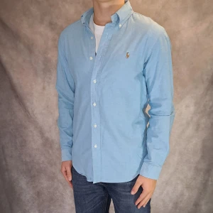 Blå Ralph Lauren Skjorta - Stl M, Slim fit - | Snygg och eftertraktad skjorta från Ralph Lauren! | Nytt skick: 9,5/10, utan defekter | Stl: M, Slim fit, Modellen är 175cm lång, rekommenderar att vara ca 174-184cm för att sitta fint!