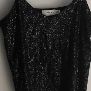 Svart glitter topp från Vila - Säljer en otroligt snygg topp perfekt till fest! Toppen kommer från Vila och är i väldigt bra skick!📸🥂