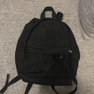 Mellanstor ryggsäck  - Inte lika stor som skolryggsäck utan mindre( mittemellan) eller lagom som vi säger:) 