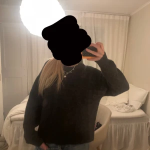 Mörkgrå stickad tröja  - Mysig mörkgrå stickad tröja med avslappnad, loose passform och långa ärmar. 