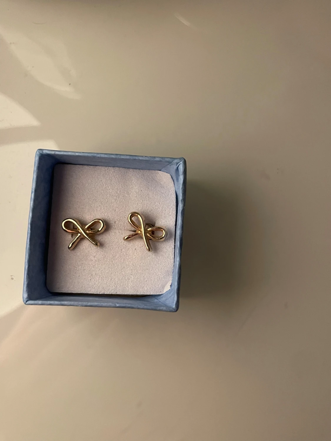 Guldiga örhängen med rosettform - 1