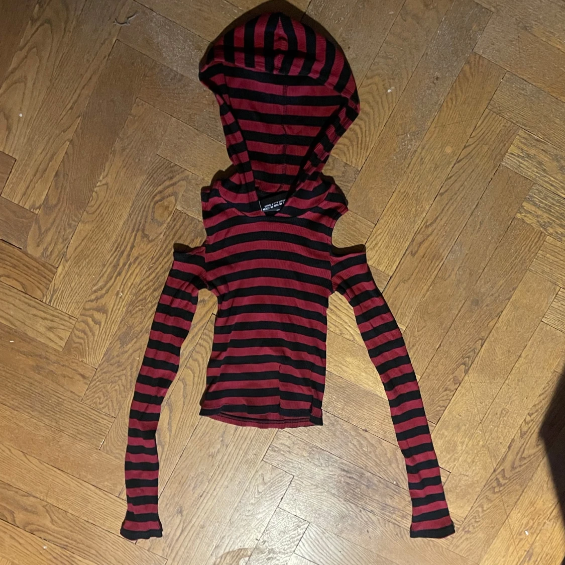 Röd o svart randig hoodie ish