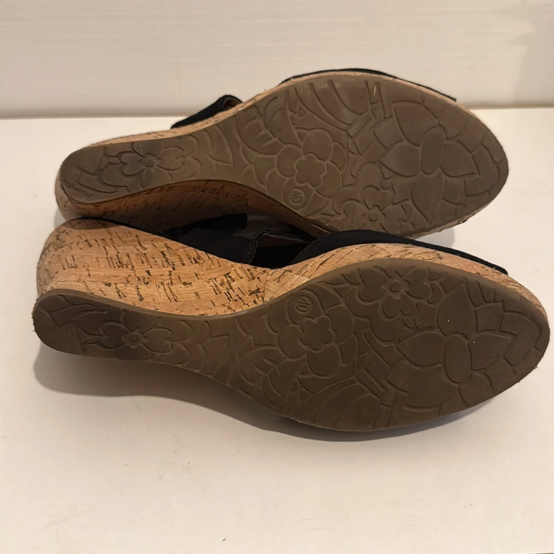 Svarta kilklackade sandaler med spänne - 3