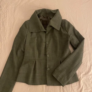 Vintage jacka - Figursydd kavaj jacka vintage i brun-grå färg. Strl xs