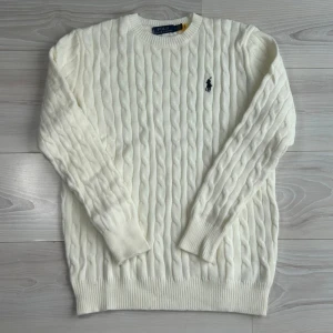 Vit kabelstickad tröja Polo Ralph Lauren - Säljer denna snygga vit kabelstickad tröja från Polo Ralph Lauren i storlek M, skick 10/10! Bara att höra av sig vid intresse 😊