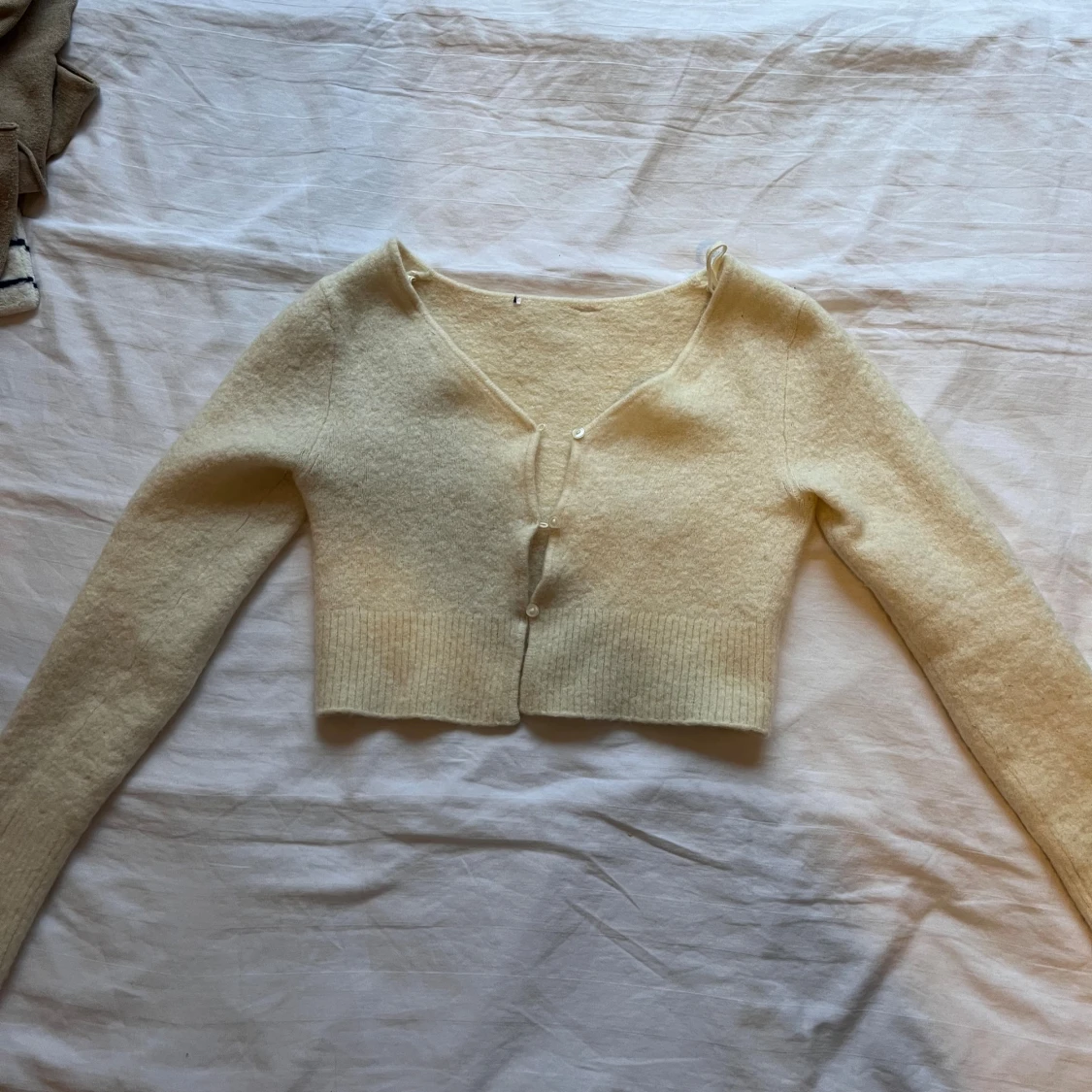 Ljusbeige croppad kofta - 1