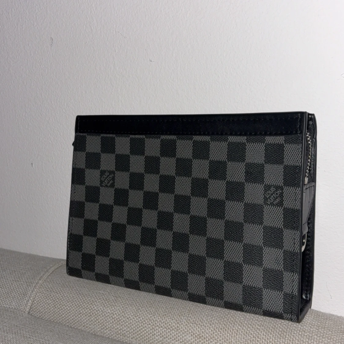 Louis Vuitton rutig axelväska i skinn - 1