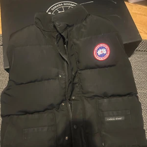 Canada Goose Jacka - Canada goose Väst, storlek L men passar M är i gottskick. Låda fås inte med. 
