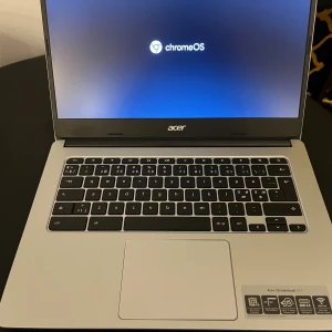 Acer Chromebook 314 - Acer Chromebook 314 i fint skick med Chrome OS. 14-tums skärm, bekvämt tangentbord och lång batteritid. Perfekt för studier eller surf. Inga synliga repor eller skador, ser mycket välvårdad ut. Startar utan problem och är redo att användas direkt.