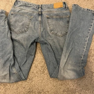  jeans straight  - Ljusblå jeans från lager 157, slitna och smutsiga längst ned men inget som märks på 