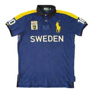 Sweden Ralph Lauren Big Pony Polo - Väldigt rare Sweden Ralph Lauren Polo i storlek L. Sedd på Chief Keef. Jag på bilden är 180 cm. Mått: axelbredd - 46 cm, längd (fram) - 65 cm, längd (bak) - 71 cm. Skriv för fler bilder och frågor!