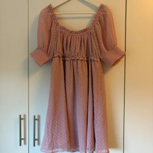 Rosa klänning  - Jättegullig gammelrosa/smutsrosa klänning från NA-KD, köpt för länge sedan, använd en gång och i mycket bra skick