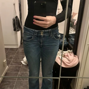 Gina Young Jeans - Snygga blå jeans med bootcut och låg midja från Gina Young! Jeansen har en cool tvätt och framsida😄