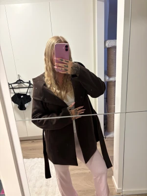 Mörk brun kappa  - Säljer min fina kappa med luva från NewYorker, kmr inte till användning. Storlek 38 🤎skriv vid funderingar!