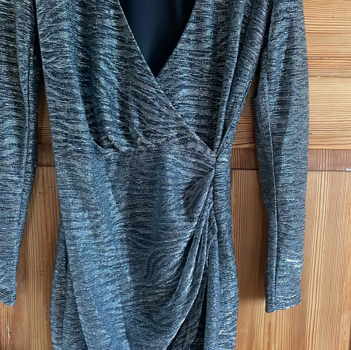 Glittrig silver omlottklänning - 2