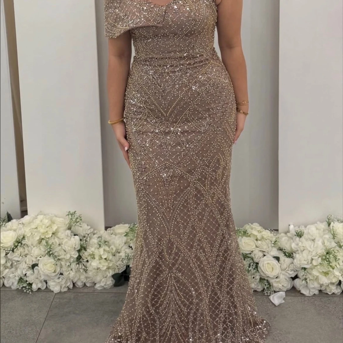 Glittrig champagnefärgad långklänning - 1