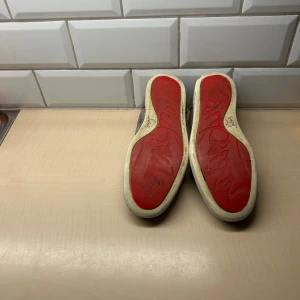  Louboutins - Tja säljer dessa loubs då dom inte är använd bara för mig. Som ni säkert ser så är de lite skavanker på dom. De är ett litet hål i skon går säkert att laga med sko lim. Och sen är de lite gummi som har lossnat.  Skulle säga att man inte tänker på det. Bara att skriva om ni har några funderingar 😁