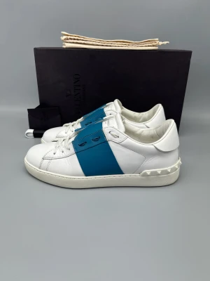 Valentino Open Sneaker Blå - • The shoes have been gently used and are in really good condition  • Size: 41 (fits 41.5–42)  • Color: Blue  • Retail price: 7280 SEK / 590€  • Box, dustbag, new laces & valentino card included