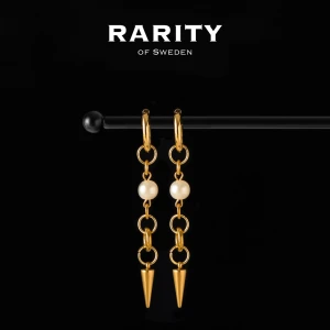 Luna Earring - Gold: Guldörhängen med pärlor och nitar - Otroligt snygga örhängen med nitar och pärlor i rostfritt stål!! Örhängena är i fin guldig färg och passar så bra för att piffa upp en outfit och lägga till en extra detalj🪽Likt alla andra våra smycken tål dessa örhängen vatten och håller sitt glans länge!! Vid frågor eller funderingar - välkommen att skriva till oss🪽