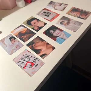 Enhypen Photocard Collection - Jag säljer några av enhypen lomocards  Inspirerande och trendigt för dig som älskar K-pop. Säljer Jay, Niki, Heeseung och en JAKE photocard. Hör av dig vid inteesse!!!😃 (photocards har inga skador)
