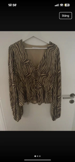 Zebramönstrad blus med v-ringning - Blus från adoore 