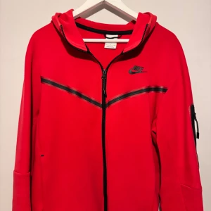 Röd Nike Tech fleece (old season) - Byxorna tillkommer och är i lika bra skick som Nike tech, Inga bemärkelser så utan den är fortfarande i sitt vanliga skick som när den köptes för något år sedan. Vid frågor och snabb affär kring denna skriv