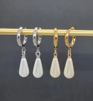 Handgjorda örhängen  - Snygga örhängen med droppformad pärla. Säljs i par i silver och guldfär. Ett par örhängen kostar-140kr.Längd-3,5cm
