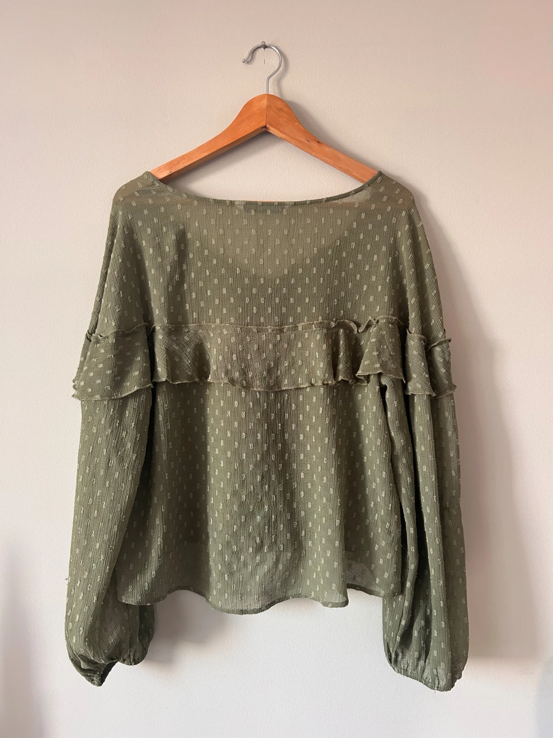 Olivgrön blus med volang från Zara - 1