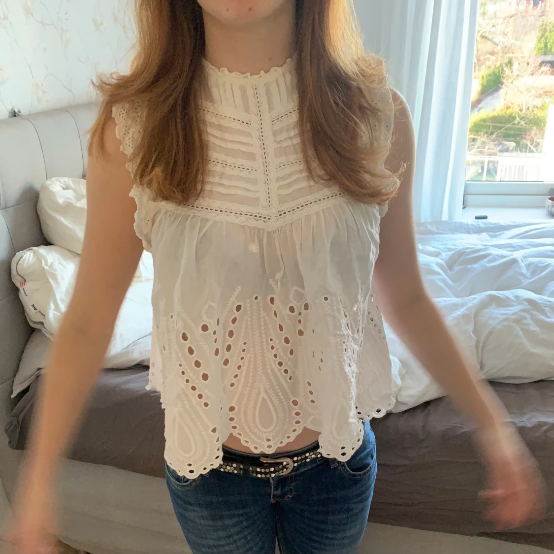 Vit broderad blus med spetsdetaljer - 2