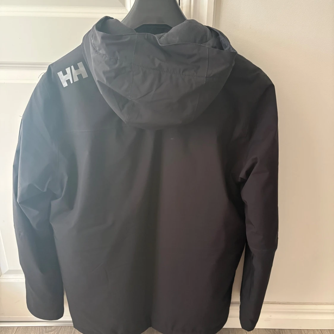 Svart jacka från Helly Hansen - 1