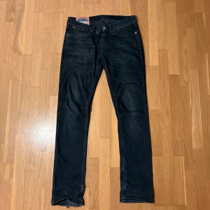 Acne jeans blå konst - Fint skick förutom lagning i baksida smalben kolla bild 4 hör av er vid frågor